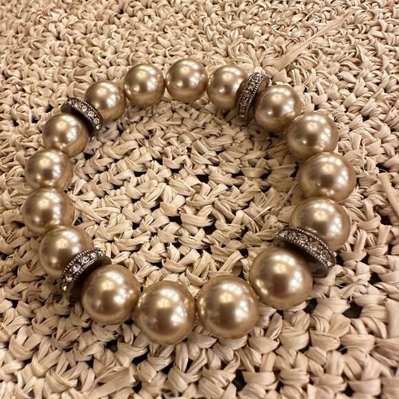 GIVENCHY Women’s 3-pc faux pearl necklace earrings and bracelet set rose beige - Picture 10 of 11